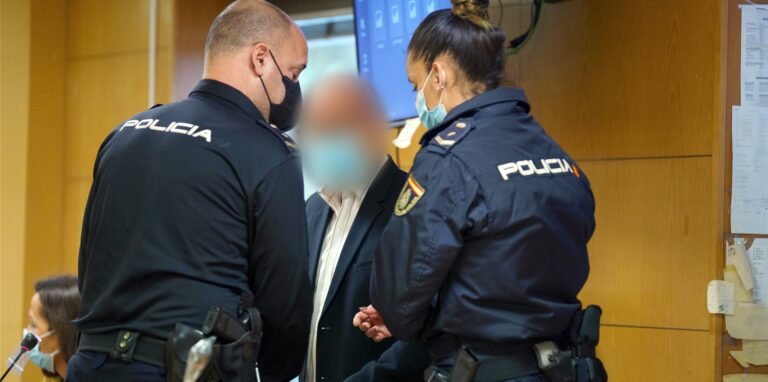 Der Angeklagte trifft vor Beginn der Verhandlung im Gerichtssaal ein. Auf der spanischen Ferieninsel Teneriffa hat der Prozess gegen einen Mann aus Sachsen-Anhalt begonnen.