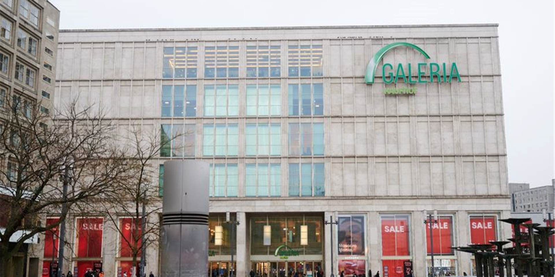 Auch Galeria Karstadt Kaufhof hat stark unter der Corona-Pandemie zu leiden. Eine Finanzspritze soll die Warenhauskette über die Runden bringen.
