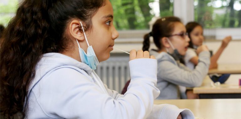 Das Corona-Testverfahren soll laut Bund-Länder-Beschluss vor allem besonders verletzlichen Gruppen zur Verfügung stehen. An den Grundschulen in NRW hat das Auswirkungen.