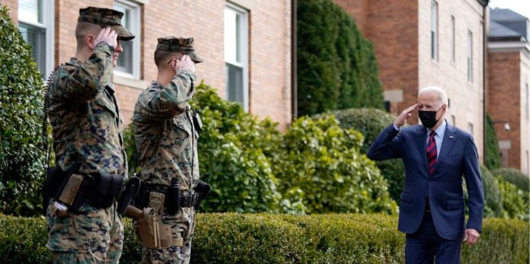 «Es werden keine amerikanischen Kräfte in die Ukraine verlegt»: US-Präsident Joe Biden (r).