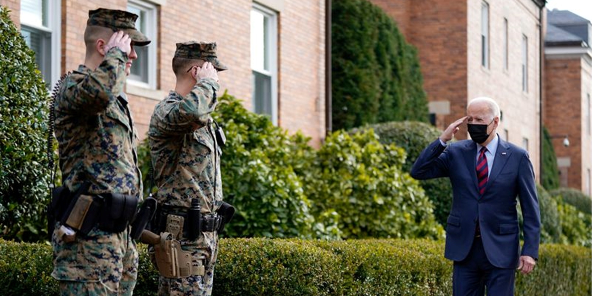 «Es werden keine amerikanischen Kräfte in die Ukraine verlegt»: US-Präsident Joe Biden (r).