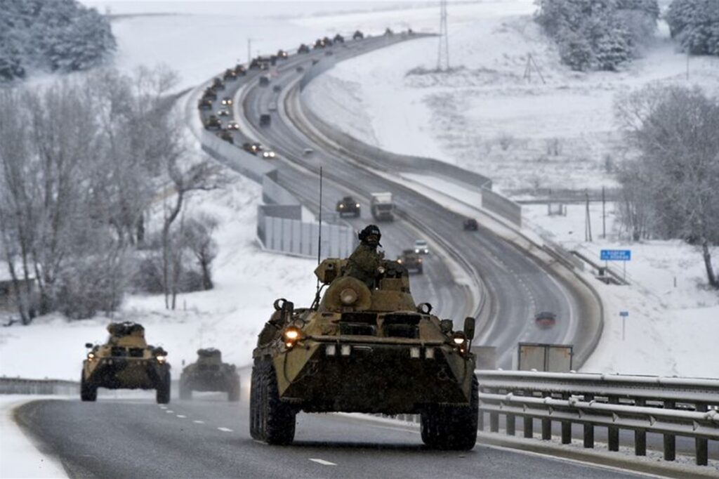 Säbelrasseln oder echte Bedrohung? Russland hat Truppen mit Panzern und anderen schweren Waffen im Grenzgebiet zur Ukraine zusammengezogen. Säbelrasseln oder echte Bedrohung? Russland hat Truppen mit Panzern und anderen schweren Waffen im Grenzgebiet zur Ukraine zusammengezogen.