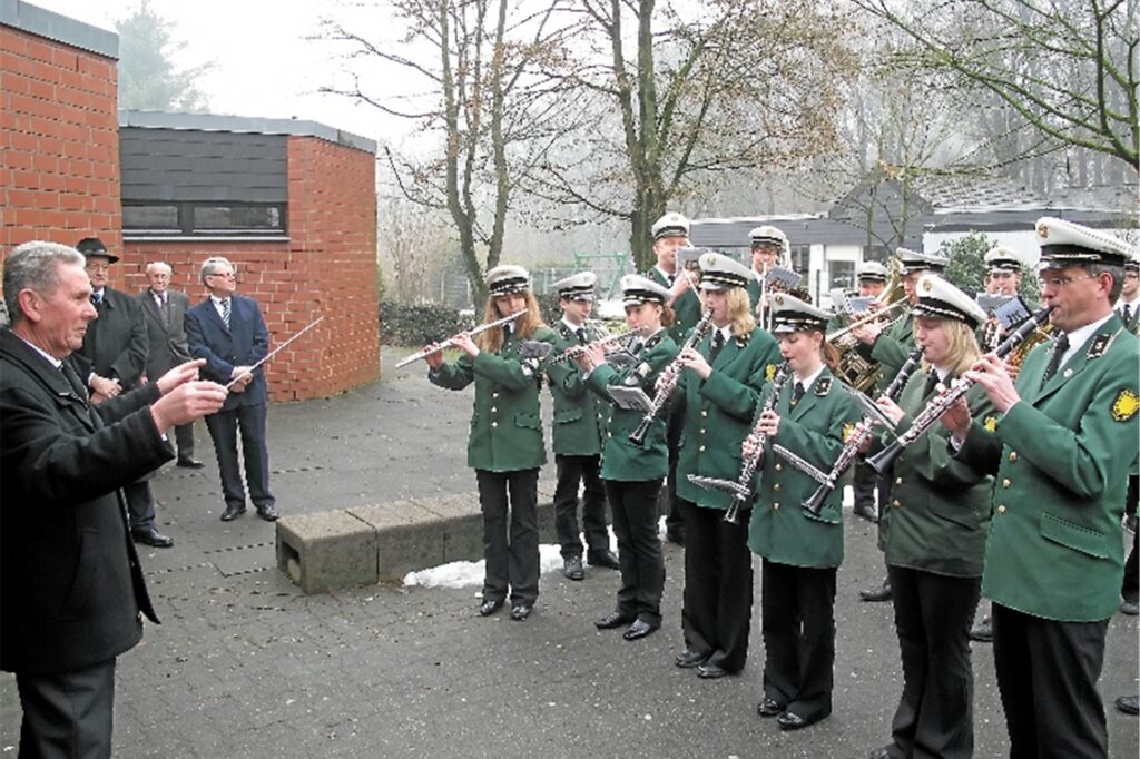 Zum seinem 50-jährigen Priesterjubiläum im Jahr 2010 nahm Pfarrer sogar den Taktstock in die Hand, um die Blaskapelle Harmonie zu dirigieren. Zum seinem 50-jährigen Priesterjubiläum im Jahr 2010 nahm Pfarrer sogar den Taktstock in die Hand, um die Blaskapelle Harmonie zu dirigieren.