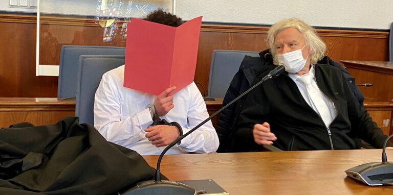 Der Angeklagte neben seinem Verteidiger Siegmund Benecken.