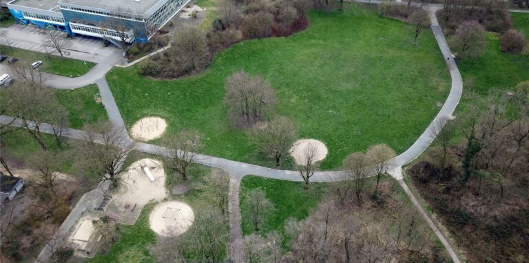 Luftaufnahme aus dem März 2020: Auf der Grünfläche hinter dem Hallenbad am Stadtmittelpunkt soll ein großes Spielgelände entstehen. Aber die Fördermittel dafür fehlen noch immer.