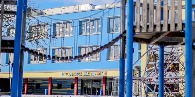 An der Grundschule Herten-Mitte startete das neue Testverfahren nach der Hiobsbotschaft der überlasteten Labore schon am Mittwochmorgen.