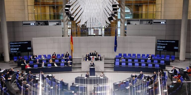 Im Bundestag wurde erstmals ausführlich über eine allgemeine Impfpflicht debattiert.