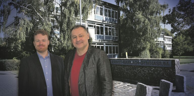 Dr. Friedrich Mayer (r.) und Maximilian Rossetto erläutern, warum das Ernst-Barlach-Gymnasium schließen musste.