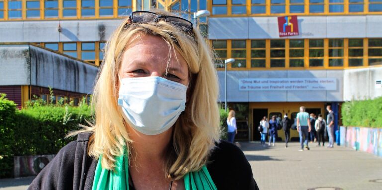 Stephanie Brzoza, Leiterin der Rosa-Parks-Schule, musste in dieser Woche neun Klassen ins Homeschooling schicken.