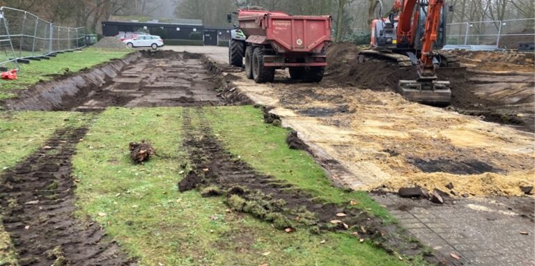 Die Baugrube auf dem Hauptfriedhof an der Sickingmühler Straße: Hier soll die neue Trauerhalle entstehen. Die Bauarbeiten habe Mitte Januar begonnen.