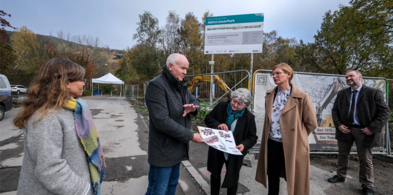 Beim offiziell ersten Spatenstich am 5. November 2021 erläuterte der Dorstener Landschaftsarchitekt Andreas Freese der Hertener Stadtbaurätin Janine Feldmann die Pläne für den AktivLinearPark. Anwesend waren u.a. auch Nina Frense, RVR-Beigeordnete für Umwelt und Grüne Infrastruktur (3.v.r.), Eva Kranjc, Abteilungsleiterin Klima und Umwelt bei der Stadt Recklinghausen (l.) und Marco Zerwas, 3. stellv. Landrat des Kreises RE (r.).