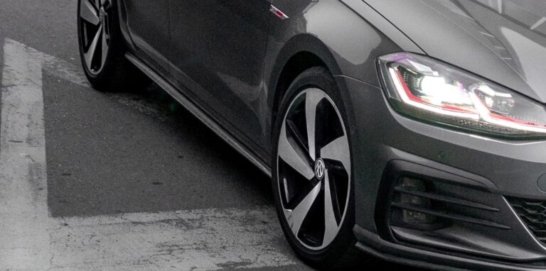 Einen grauen VW Golf wie auf diesem Symbolbild hat ein Autofahrer auf dem Hellweg beschädigt und dann Unfallflucht begangen.