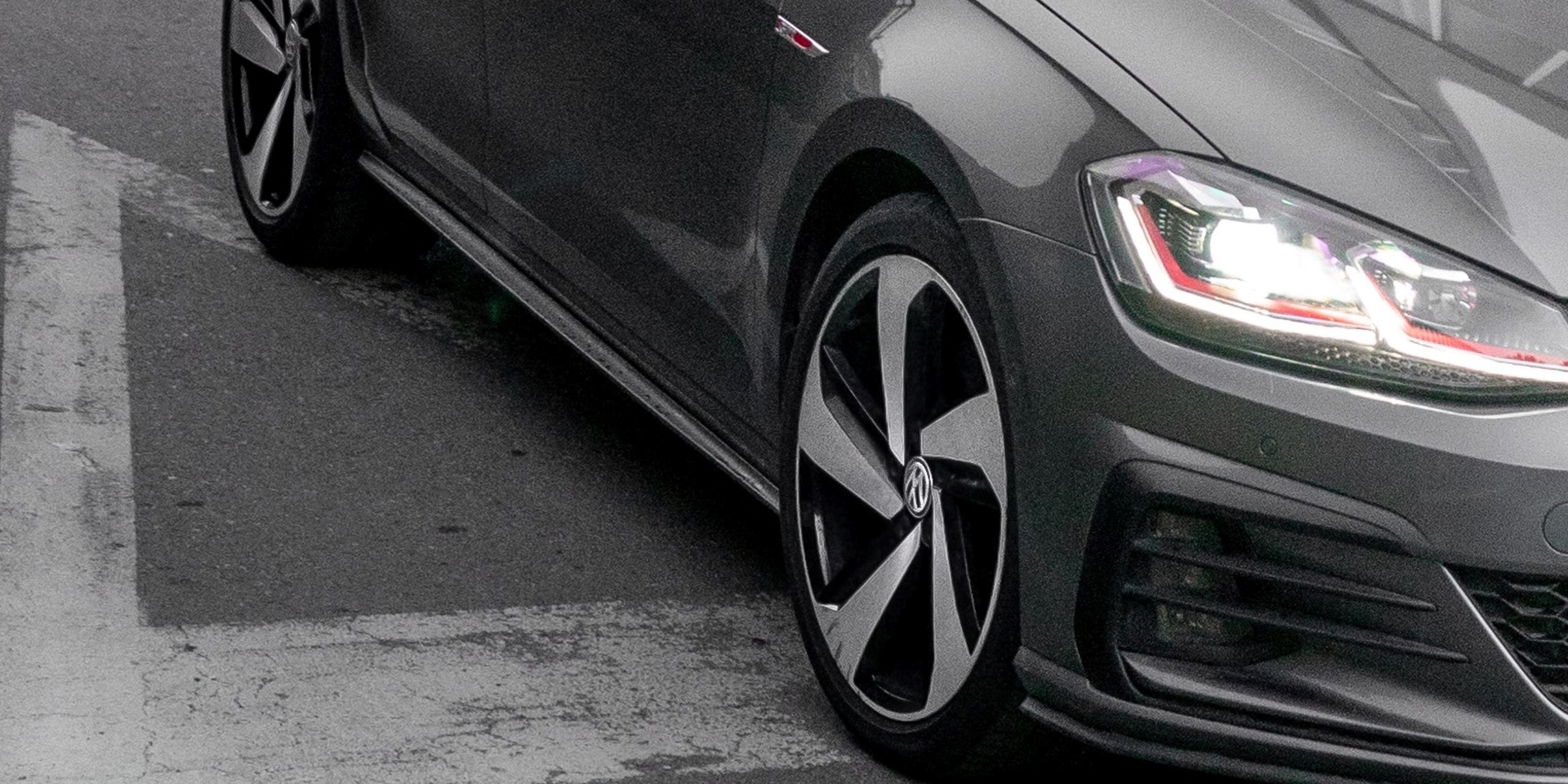 Einen grauen VW Golf wie auf diesem Symbolbild hat ein Autofahrer auf dem Hellweg beschädigt und dann Unfallflucht begangen.