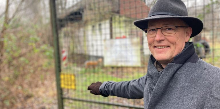 Wewole-Vorstandsvorsitzender Rochus Wellenbrock öffnete am Donnerstag, 27. Januar, symbolisch das Tor zum lange unzugänglichen Schemhof.