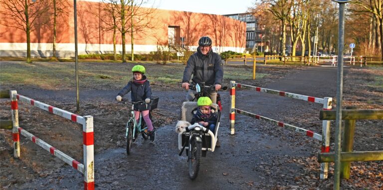 Auch Bernd Schröer, der eines seiner Kinder im Lastenrad transportiert, findet die neuen und viel breiter aufgestellten Umlaufsperren am Napoleonsweg vom Grundsatz her positiv.