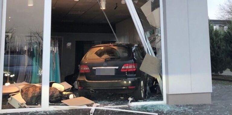 Nach einem missglückten Einparkmanöver ist ein Auto in Kerpen in einem Brautmodengeschäft gelandet.