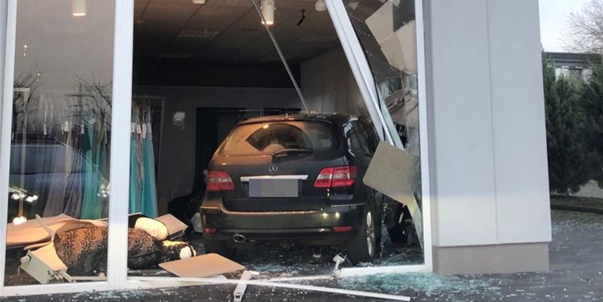 Nach einem missglückten Einparkmanöver ist ein Auto in Kerpen in einem Brautmodengeschäft gelandet.