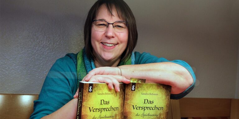 Sandra Behrens hat einen 488-seitigen Abenteuerroman veröffentlicht: „Das Versprechen des Spielmanns“.