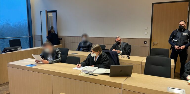 Der Angeklagte steht kurz vor Beginn seines Gerichtsprozesses.