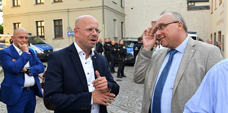 Jens Maier (links), ehemaliger Bundestagsabgeordneter, auf einer Kundgebung der AfD.