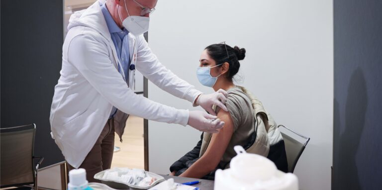 Die seit Mitte Januar gültige neue Impfverordnung sieht vor, dass auch Apotheker unter Auflagen impfen dürfen. In NRW wird es allerdings noch ein bisschen dauern, bis Impfwillige das Angebot annehmen können.