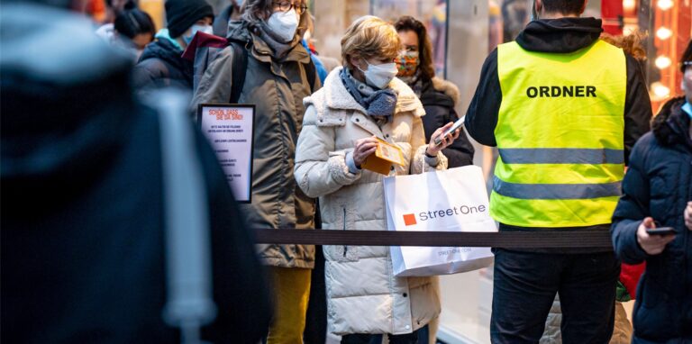 Wer – wie hier in Düsseldorf – in NRW shoppen gehen will, muss geimpft oder genesen sein.