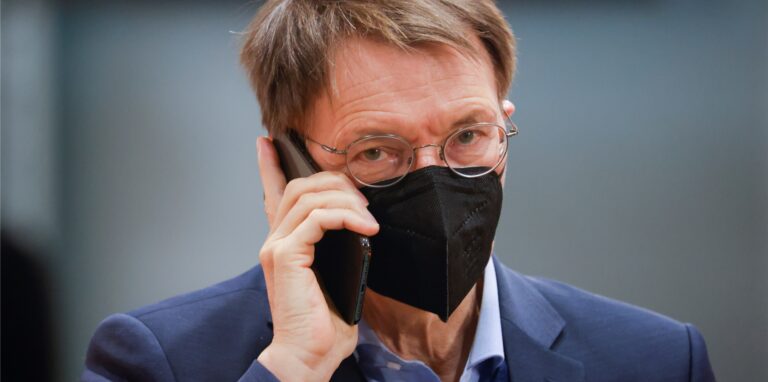 Karl Lauterbach (SPD), Bundesminister für Gesundheit, telefoniert zu Beginn der wöchentlichen Kabinettssitzung im Kanzleramt.