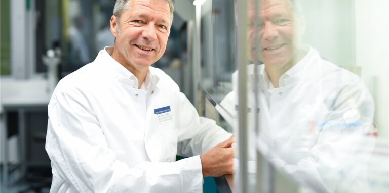 Der Virologe und Krebsforscher Ralf Bartenschlager geht davon aus, dass es neue Corona-Mutanten geben wird. Er sagt aber auch, dass diese „in der Regel weniger krankmachend“ sind.