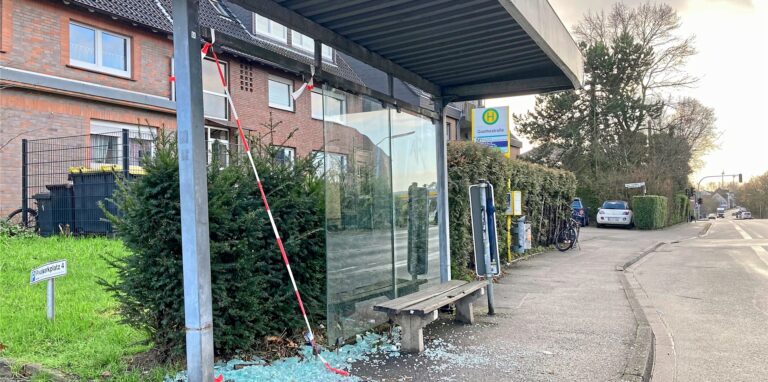 Ein Bild der Zerstörung: der Bus-Unterstand der Haltstelle Goethestraße an der Leveringhäuser Straße.