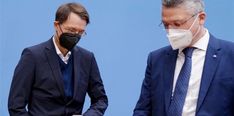 Lothar Wieler (r), Präsident vom Robert Koch-Institut (RKI), und Karl Lauterbach (SPD), Bundesminister für Gesundheit, sprechen bei der Bundespressekonferenz zur aktuellen Corona-Lage.