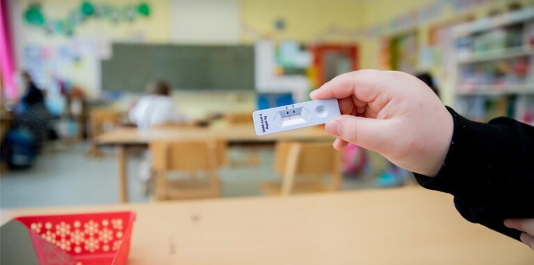 Auf die Ergebnisse von Corona-Schnelltests kann man sich nicht hundertprozentig verlassen. Das sorgte an der Grundschule Herten-Mitte am Mittwoch (26.01.) dafür, dass mindestens fünf infizierte Kinder am Präsenzunterricht teilnehmen durften. (Symbolfoto)