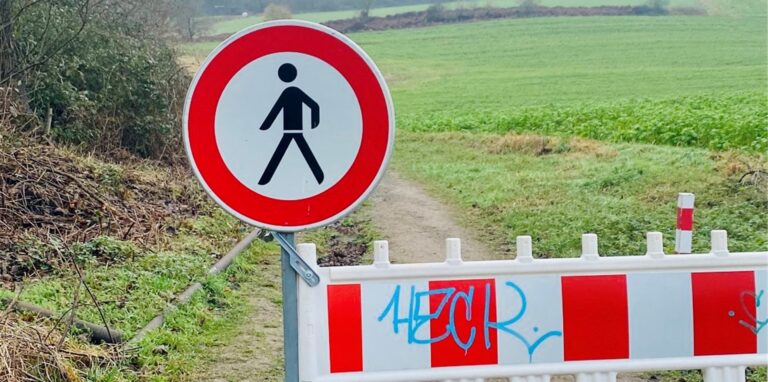 Mit einer großen, rot-weißen Bake ist der Weg abgesperrt. Das stört aber nicht jeden Spaziergänger, so hat eine Leserin beobachtet.