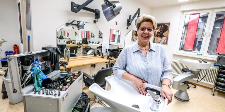 Seit 1997 selbstständig und seit 1999 mit ihrem Salon „Haar Creativ“ an der Bahnhofstraße 24 in Westerholt: Friseurmeisterin Susanne Klas.