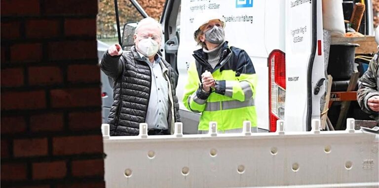Architekt Rainer Ringhoff und Statikerin Karin Mayer begutachten den Unfallschaden am Torbogenhaus auf Schlägel & Eisen.