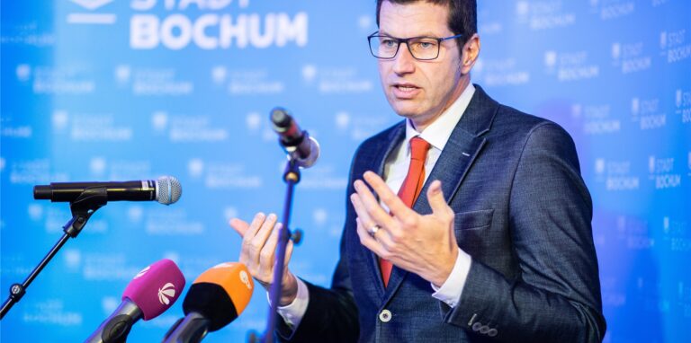 Thomas Eiskirch, Oberbürgermeister der Stadt Bochum, sprach sich als Sprecher des Kommunalrats im Ruhrgebiet klar für die einrichtungsbezogene Impfpflicht aus.