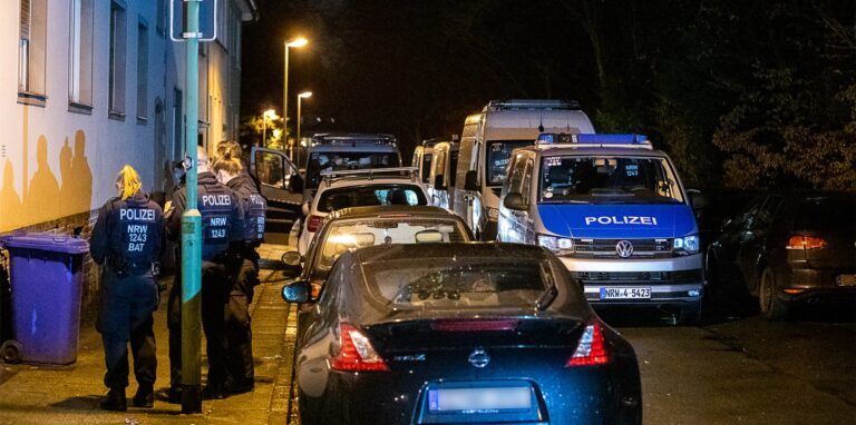 Einsatzkräfte der Polizei durchsuchen ein Mehrfamilienhaus in Essen. Sicherheitskreise bestätigten der Deutschen Presse-Agentur am Sonntag, dass diese im Zusammenhang mit dem Ermittlungsverfahren um das Grüne Gewölbe in Dresden stehen.