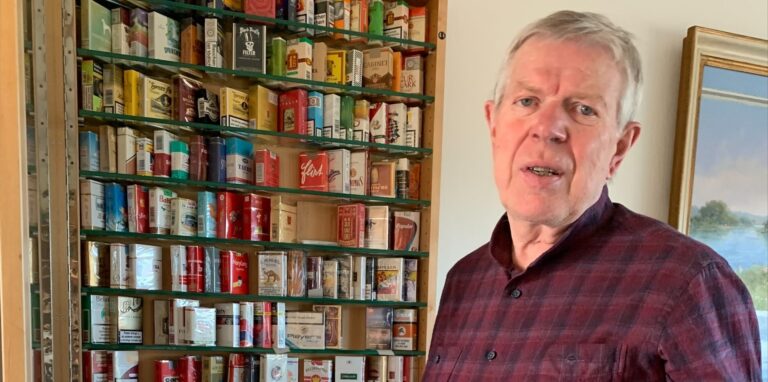 Lothar Meyer sammelt Zigarettenschachteln aus aller Welt, obwohl er selbst niemals geraucht hat. Auf dem Bild ist auch seine Lieblingsschachtel der Kultmarke „Black Death“ zu sehen (oben M.).