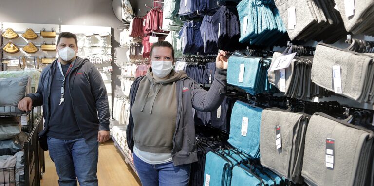 Filialleiter Volkan Serdar und Neueröffnungs-Managerin Jana Israel freuen sich auf die Woolworth-Neueröffnung in Haltern.