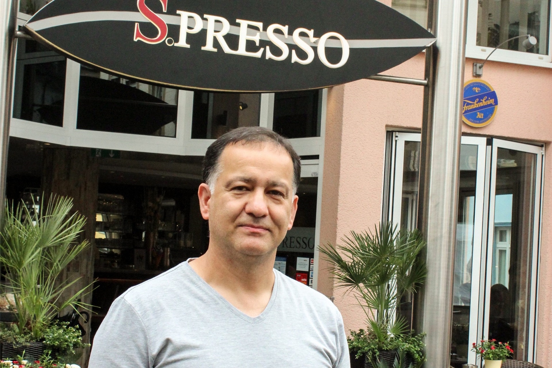 Zu sehen ist der Inhaber Siamak Hadifar des Caffè S.PRESSO.