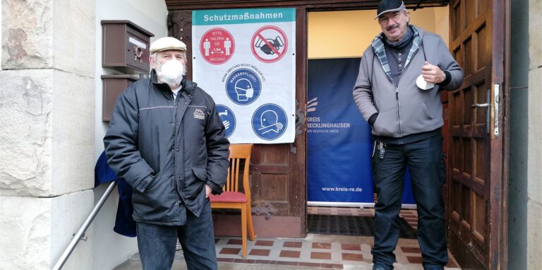 Kalle Burghardt von den Falken (r.) und Horst Kiewitt vom Stadtteilverein Wir sind Merklinde (l.) vor dem Eingang des Bürgerzentrums Marienschule: Hier fand die Sonder-Impfaktion statt.