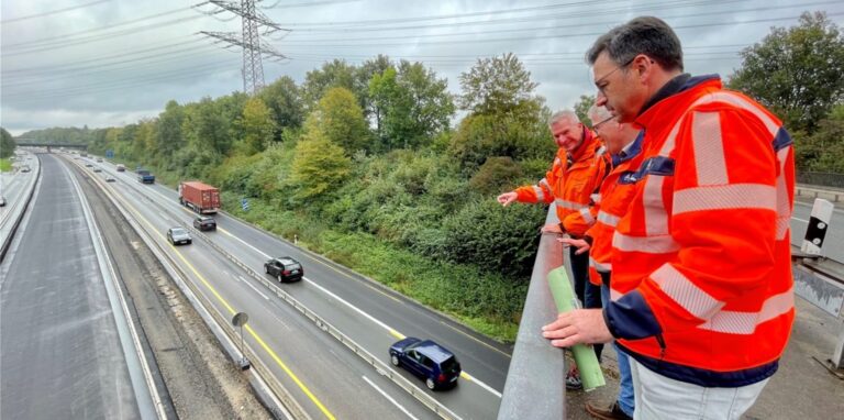 Ingenieur Marcus Seidel, Heiko Kemper (Autobahnmeisterei Dorsten) und Markus Bröker (Autobahn GmbH, von hinten) hoffen, dass die Sanierung der A 31 auch weiterhin im Zeitplan bleibt.
