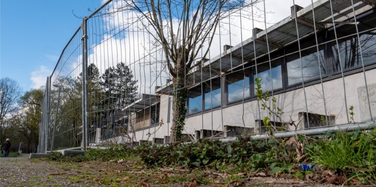 Ein Bauzaun schützt die ehemalige Hauptschule an der Kampstraße. Sie soll zum Kultur- und Erlebniszentrum Marschall 66 umgebaut werden.