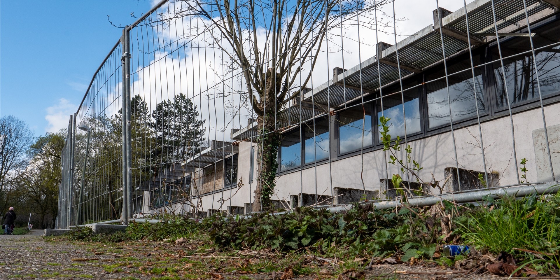 Ein Bauzaun schützt die ehemalige Hauptschule an der Kampstraße. Sie soll zum Kultur- und Erlebniszentrum Marschall 66 umgebaut werden.