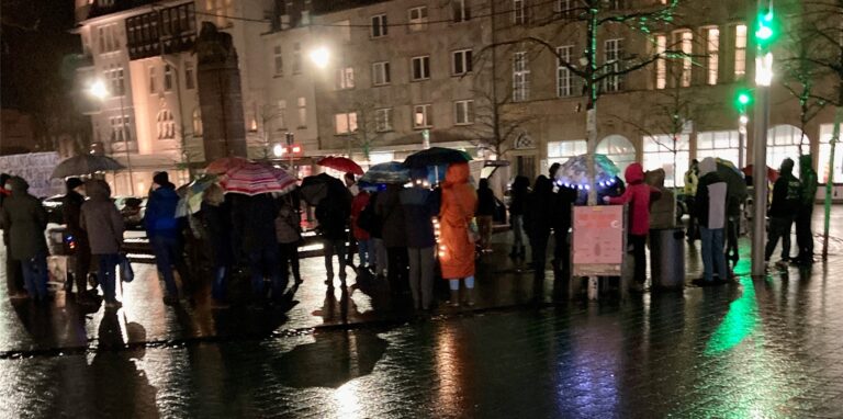 Der Corona-Spaziergang am Montag, 31. Januar, hatte längst nicht so viel Zulauf, wie es sich die Organisatoren erhofft hatten. Am Reiterbrunnen versammelten sich höchstens 50 Menschen.