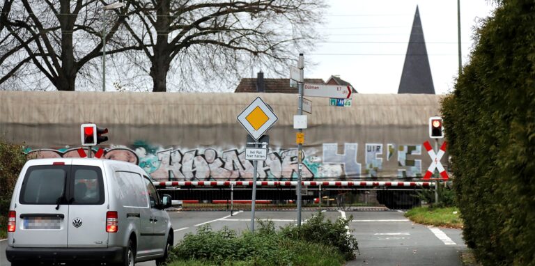Alle sind dafür, dass die langen Wartezeiten am Bahnübergang Sythen bald der Vergangenheit angehören.