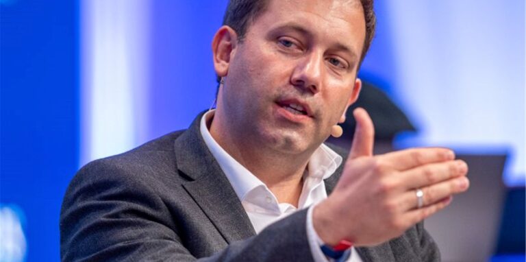 SPD-Parteichef Lars Klingbeil hat führende Genossen zu einem Treffen eingeladen, bei dem über den zukünftigen Kurs der Partei im Ukraine-Konflikt debattiert wurde.