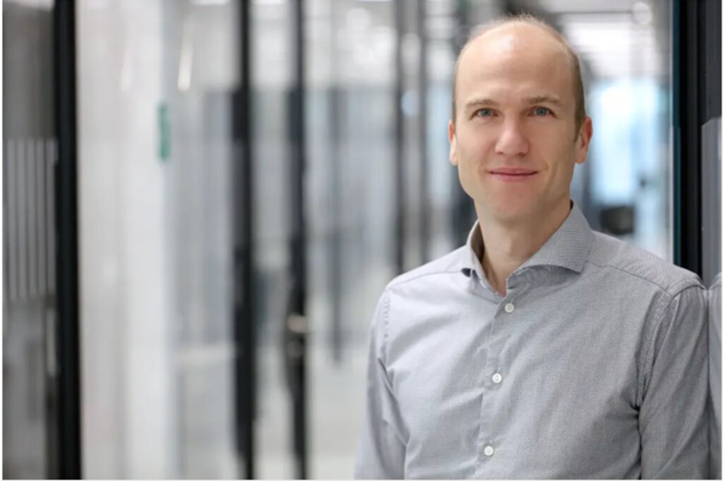 Prof. Richard Neher untersucht am Biozentrum der Universität Basel (Schweiz), welche Varianten des Coronavirus weltweit zirkulieren und wie sie sich verändern.