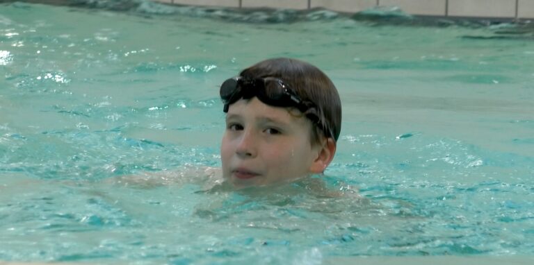 Auch der zehnjährige Noah stürzte sich im frisch sanierten Freizeitbad „Copa Ca Backum“ ins kühle Nass.