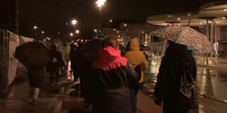 Corona-Skeptiker machen am 31. Januar einen sogenannten „Spaziergang“ durch die Innenstadt von Herten. Hier passieren sie gerade den Busbahnhof.