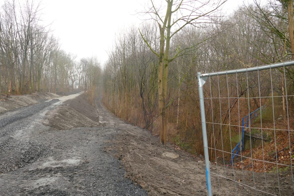 Am Schellenbruchgraben in Herten-Süd ist die Baustelle bereits eingerichtet. Aber richtig los legt die Emschergenossenschaft dort erst im Frühjahr. Am Schellenbruchgraben in Herten-Süd ist die Baustelle bereits eingerichtet. Aber richtig los legt die Emschergenossenschaft dort erst im Frühjahr.
